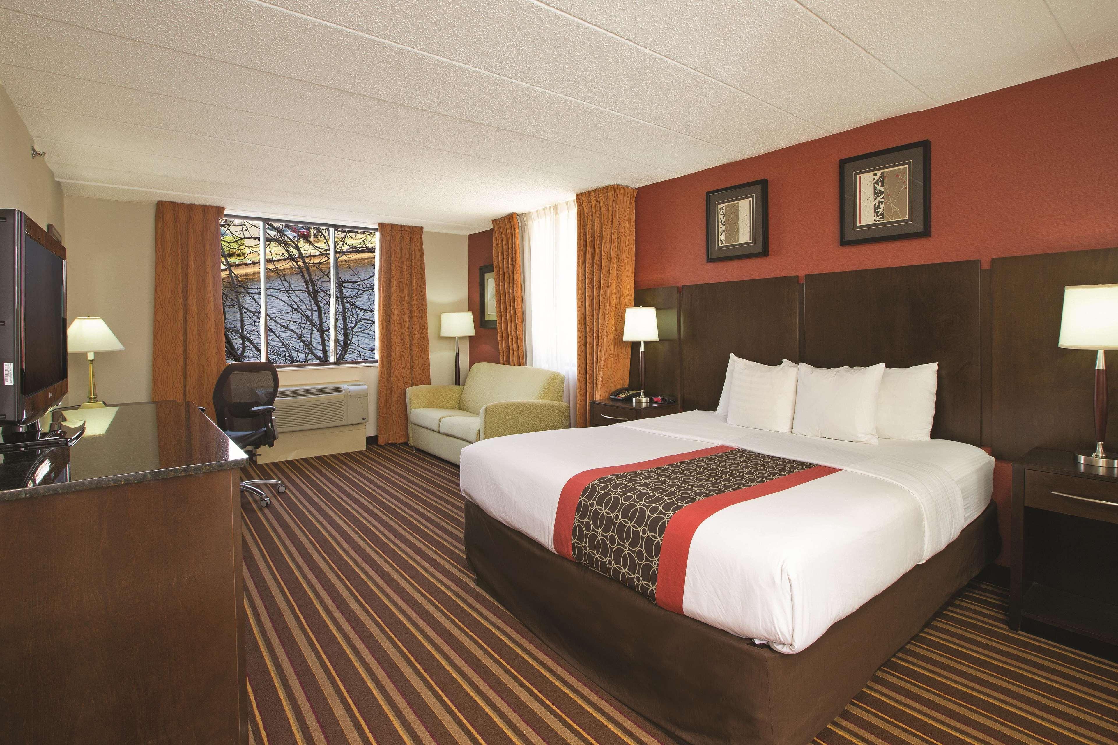 La Quinta By Wyndham Salisbury Hotel Exterior photo