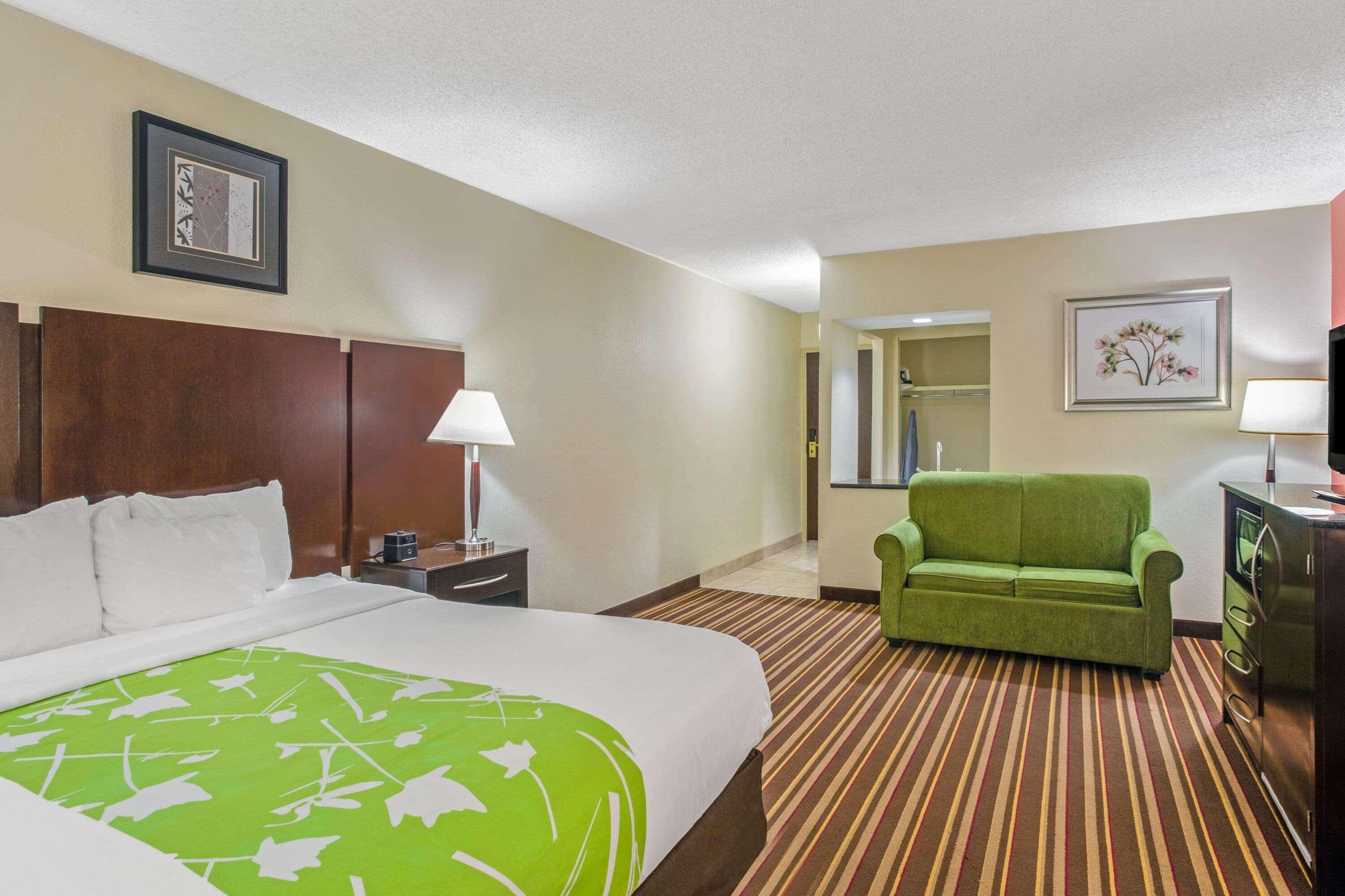 La Quinta By Wyndham Salisbury Hotel Exterior photo