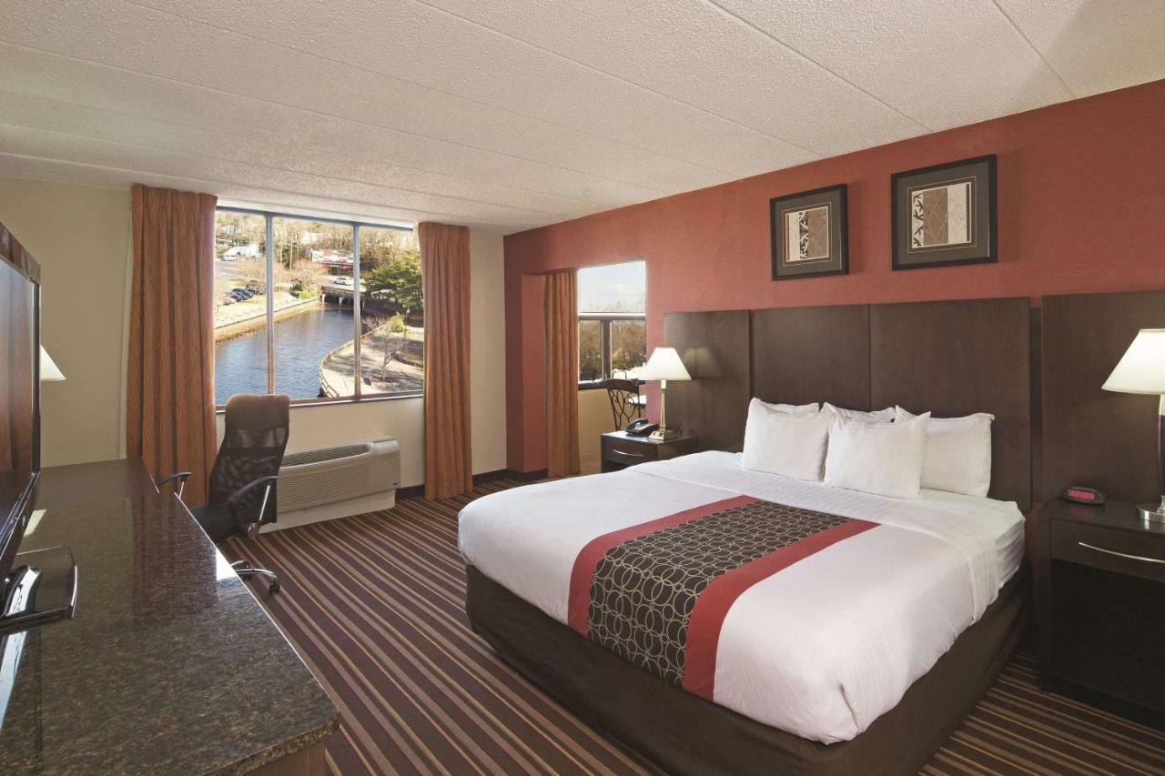 La Quinta By Wyndham Salisbury Hotel Exterior photo